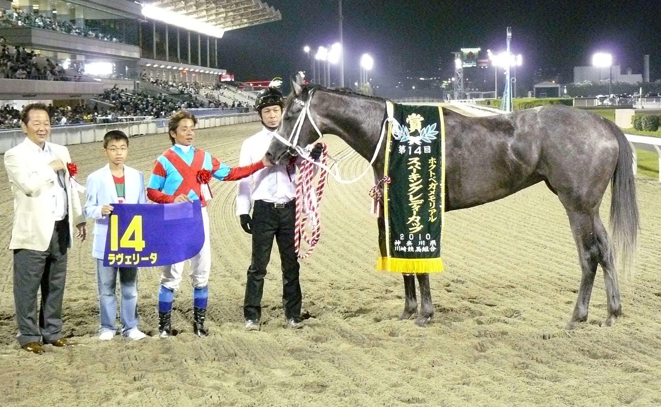 10年スパーキングレディーCを制したラヴェリータの鼻づらをなでてねぎらう岩田康誠騎手