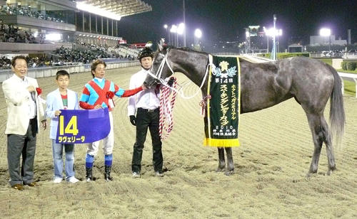 10年スパーキングレディーCを制したラヴェリータの鼻づらをなでてねぎらう岩田康誠騎手