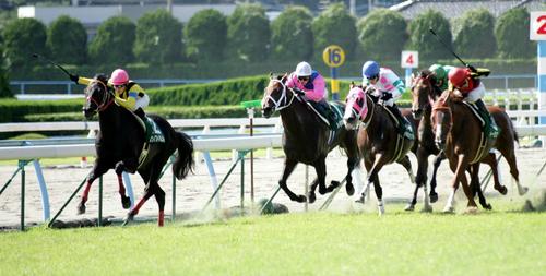 06年、福永祐一騎手のムチに応え直線鋭く伸び小倉記念をレーコードで制したスウィフトカレント(左)