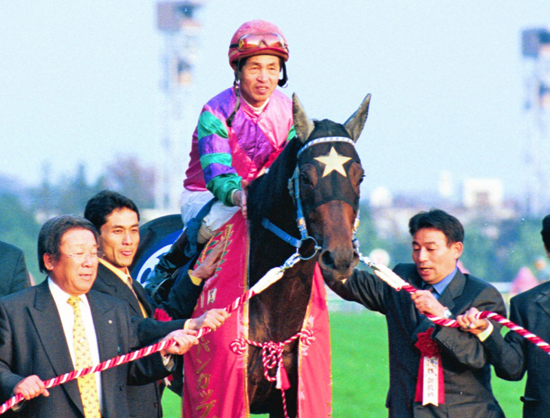 00年JCダートを制したウイングアローと岡部幸雄騎手