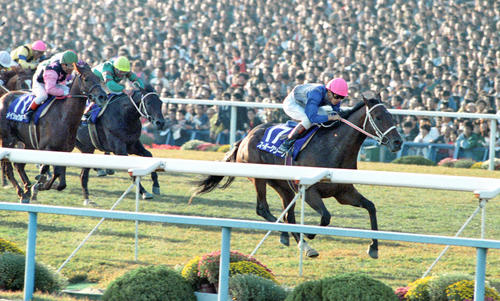 88年菊花賞を制したスーパークリークと武豊騎手