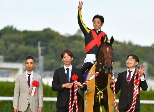 23年リバティアイランドで牝馬3冠を達成した中内田師（左）