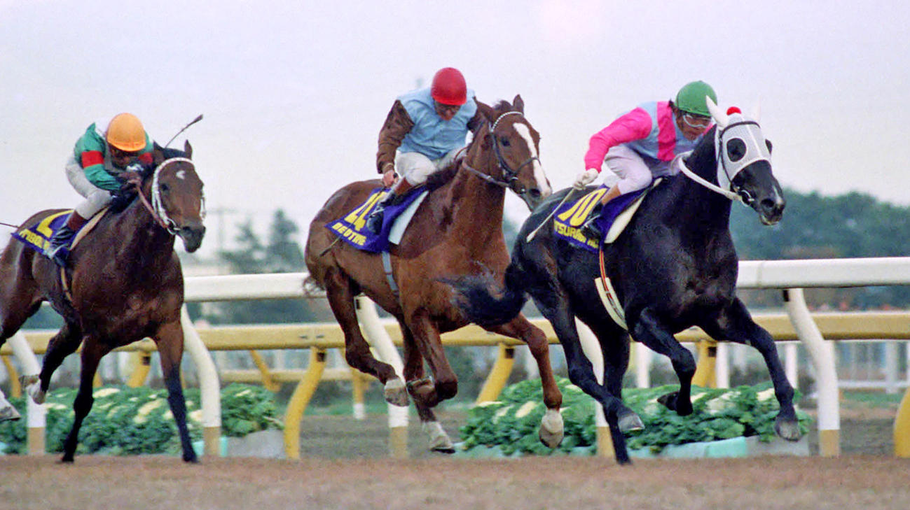 84年ジャパンCを制したカツラギエース（右）と西浦勝一騎手。左は3着のシンボリルドルフ