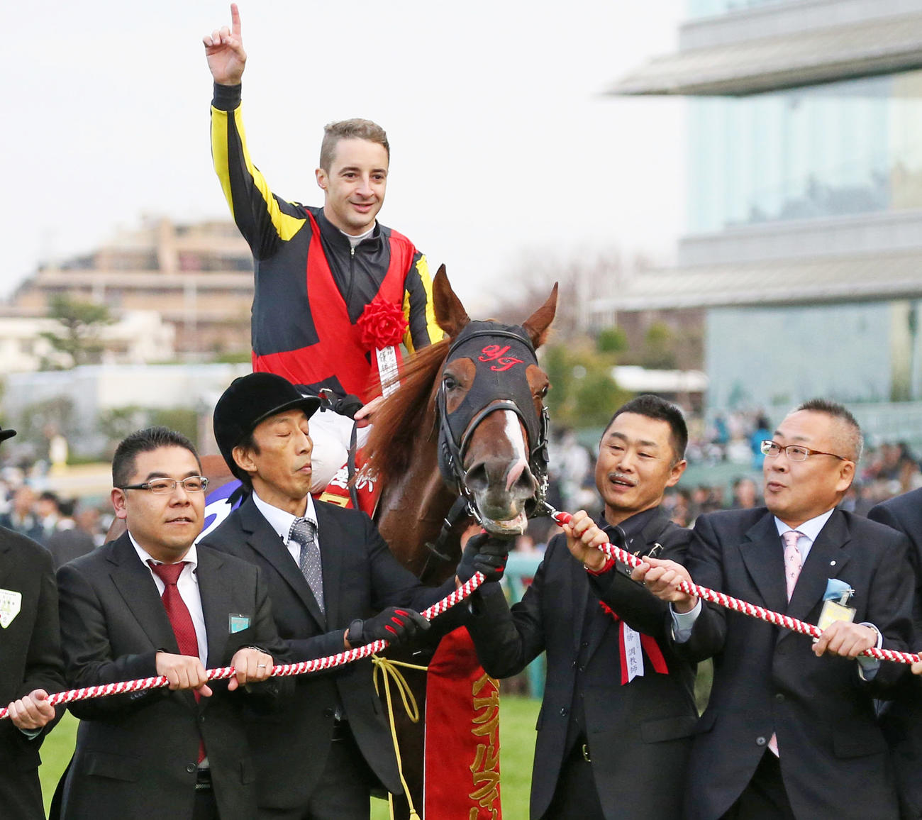 15年阪神JFをメジャーエンブレムで制した田村康仁調教師（右から2人目）