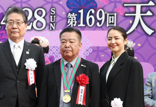 24年天皇賞・春をテーオーロイヤルで制した岡田稲男調教師（中央）