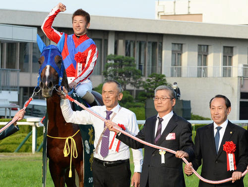 14年菊花賞をトーホウジャッカルで制した谷潔調教師（右端）