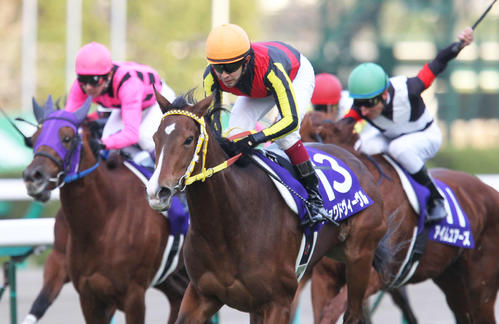 11年阪神JFを制したジョワドヴィーヴル（中央）