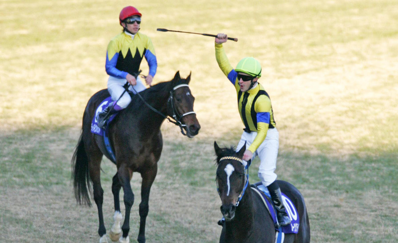 05年有馬記念をハーツクライで制したルメール騎手（右）。左はディープインパクトと武豊騎手