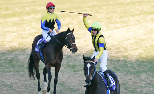 05年有馬記念をハーツクライで制したルメール騎手(右)。左はディープインパクトと武豊騎手