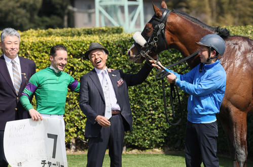 3月1日中山4R3歳1勝クラスをチャーリーで制したルメール騎手と国枝師