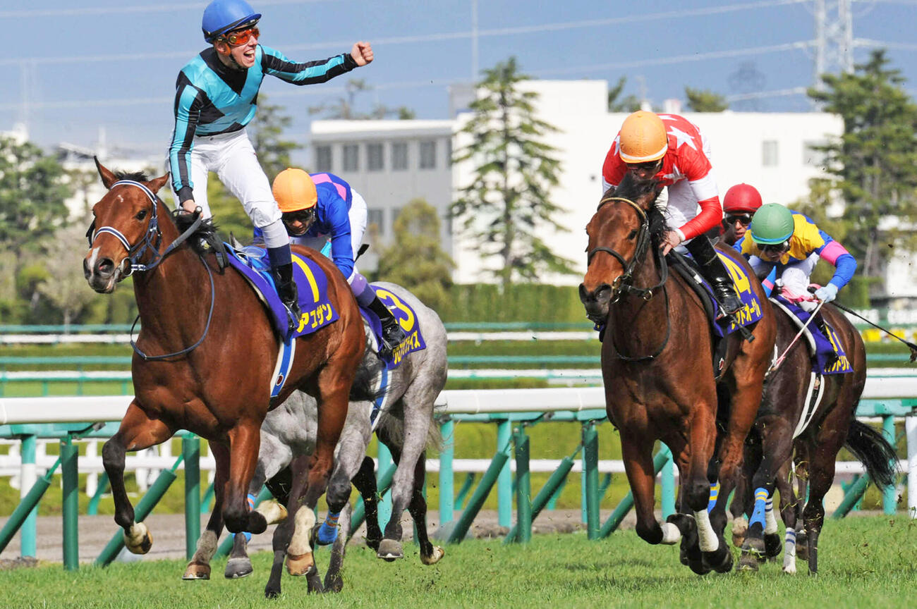 13年桜花賞を制したアユサン（左）