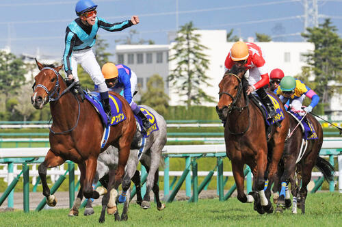 13年桜花賞を制したアユサン(左)