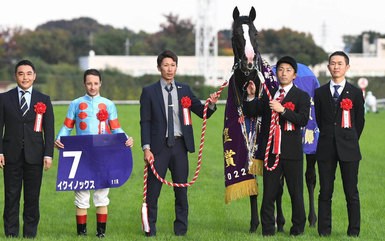 イクイノックスで22年天皇賞を制したルメール騎手（左から2人目）、木村哲也調教師（右端）
