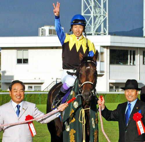 ディープインパクトで3冠を達成した武豊騎手と池江泰郎調教師（右）