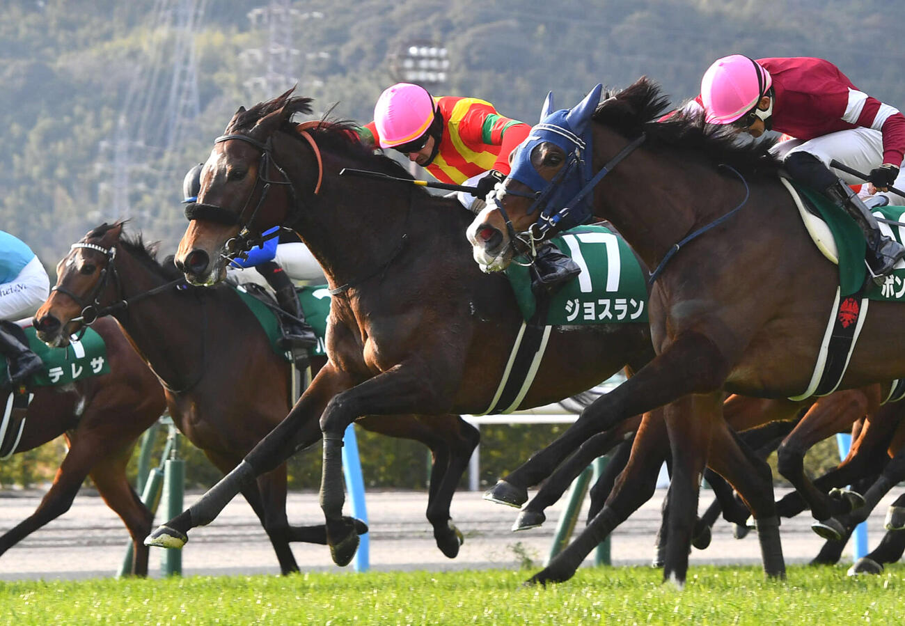小倉牝馬Sを制したジョスラン（中央）