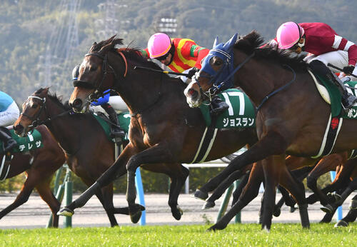 小倉牝馬Sを制したジョスラン（中央）