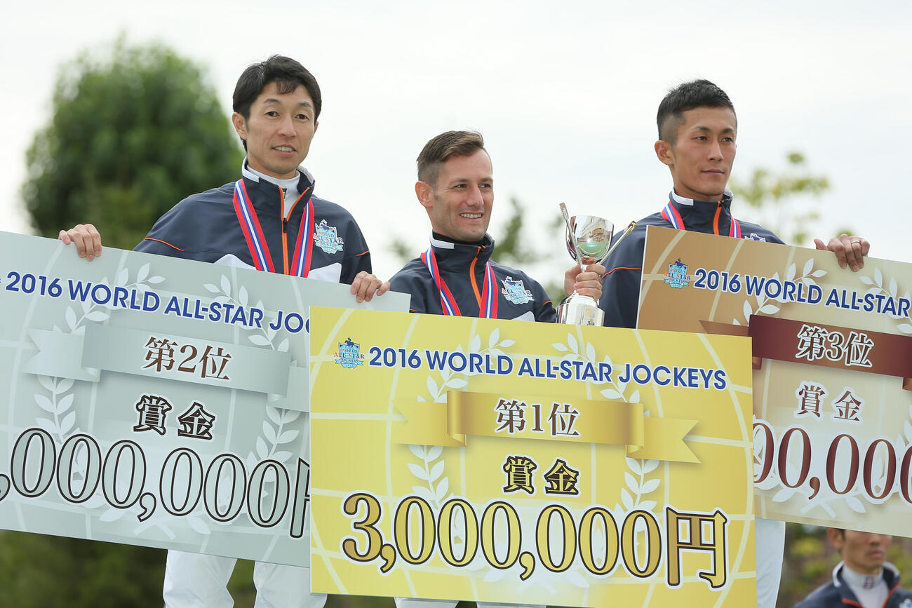 16年WASJを制したM・デムーロ騎手（中央）、左は2位武豊騎手、右は3位の永森大智騎手