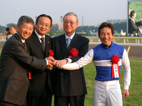 06年、天皇賞・秋を制し、握手するダイワメジャーの関係者、左から社台Fの吉田照哉氏、上原博師、大城敬三オーナー、安藤勝己騎手