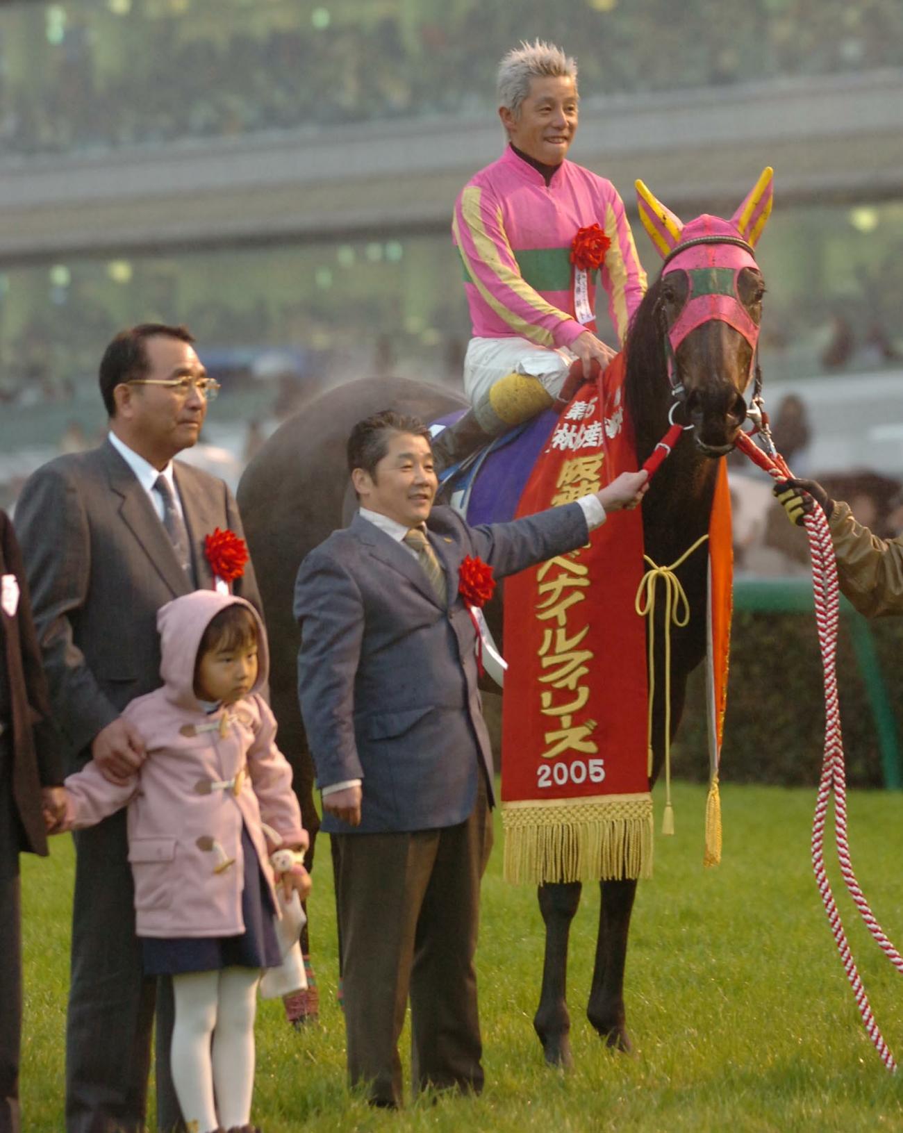 05年、阪神JFを制したテイエムプリキュアと五十嵐師（中央）、鞍上は熊沢騎手