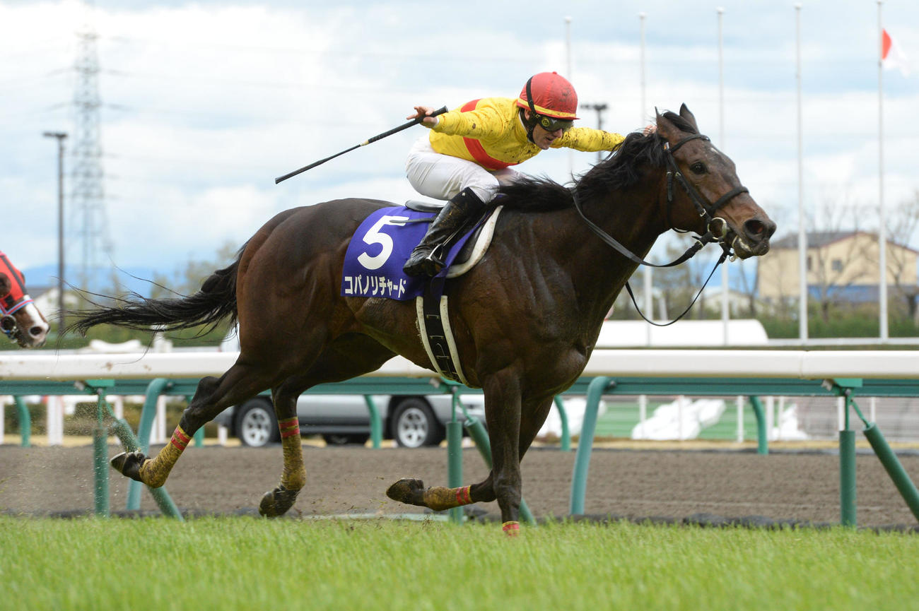 14年、高松宮記念を制したコパノリチャードの鞍上でゴール前にヒコーキポーズをとるM・デムーロ騎手