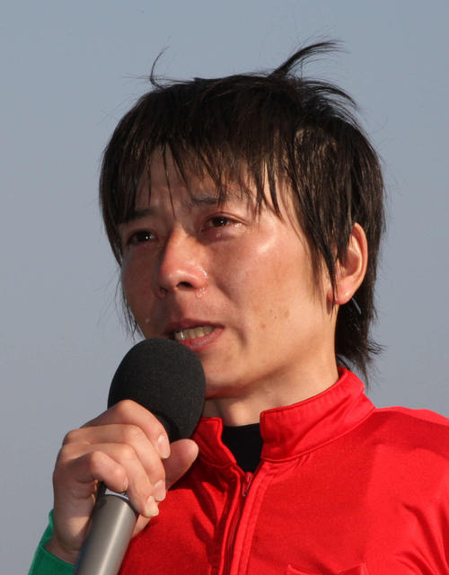 NHKマイルCを制して涙の優勝インタビューをする柴田大知騎手