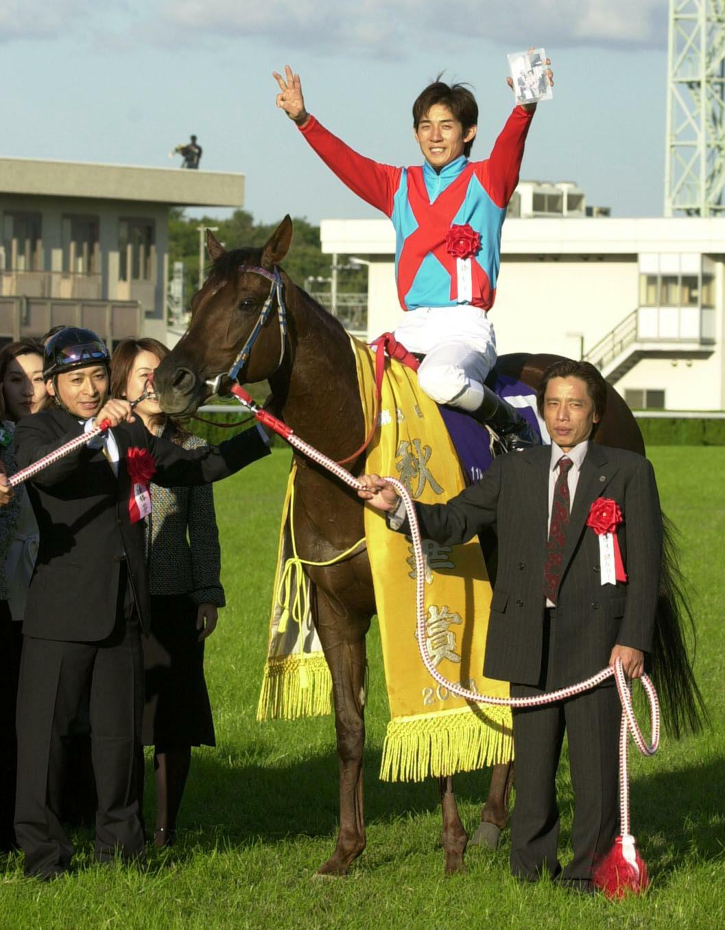 秋華賞を勝ったスティルインラブは17年ぶりの牝馬3冠。幸騎手は史上最年少の3冠ジョッキーとなった