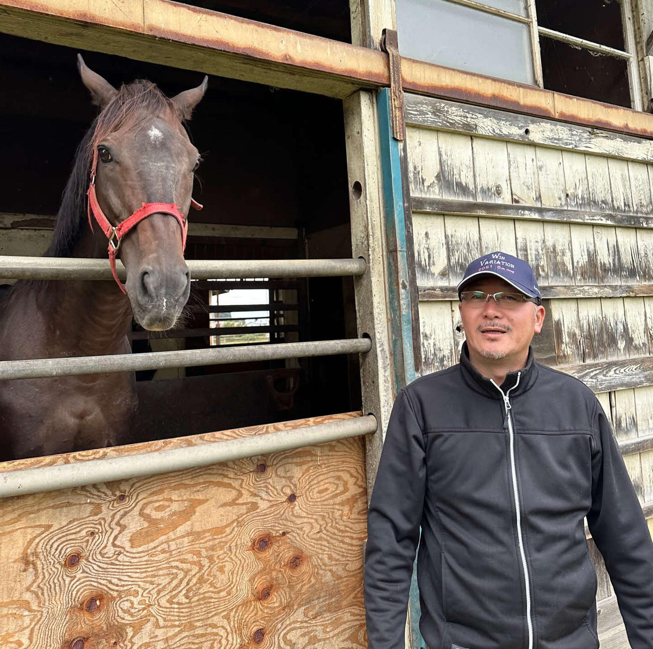 青森で種牡馬生活を送るウインバリアシオンとスプリングファームの佐々木拓也代表