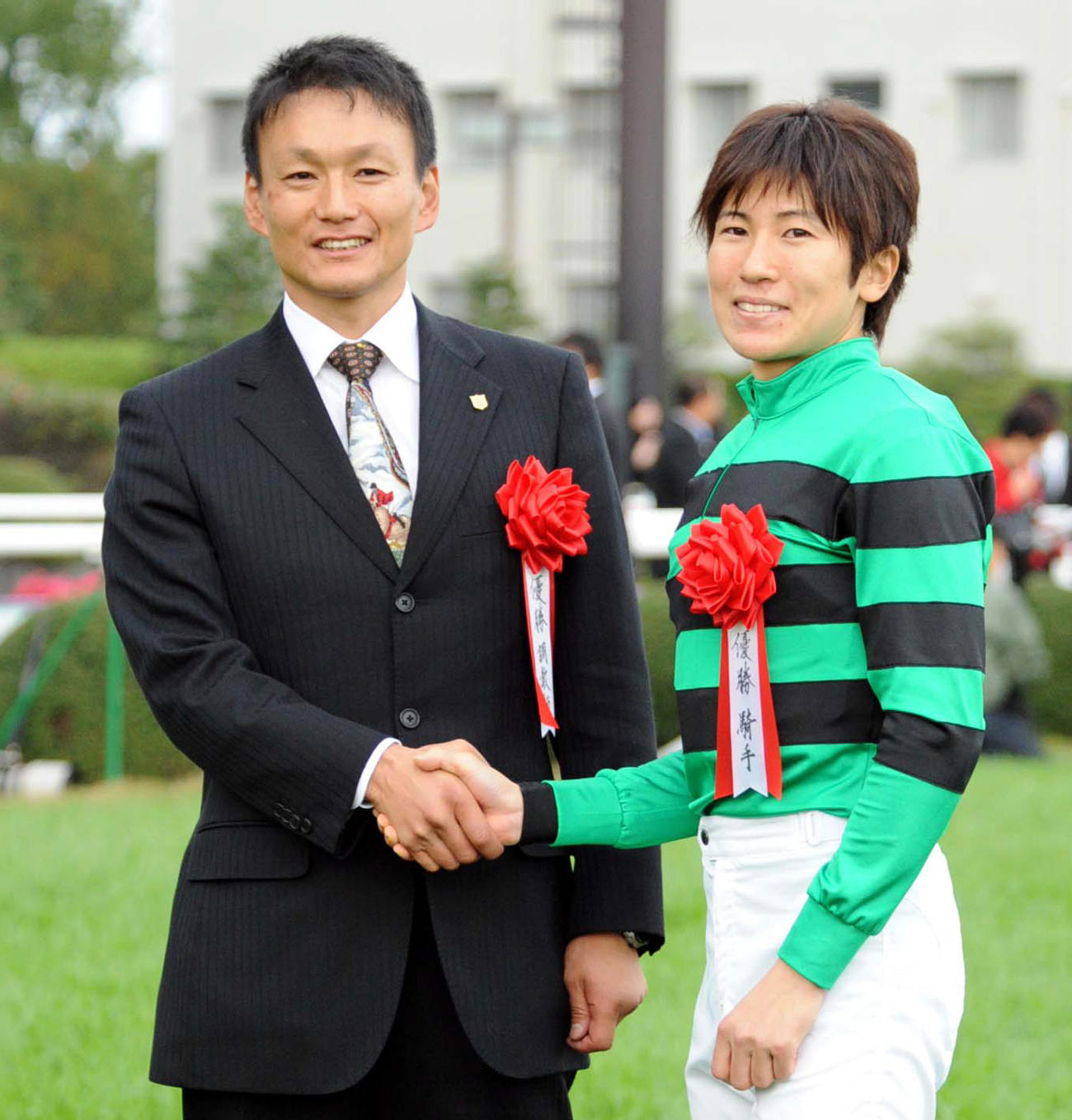 09年、クィーンスプマンテでエリザベス女王杯を制し握手を交わす小島茂師（左）と田中博康騎手