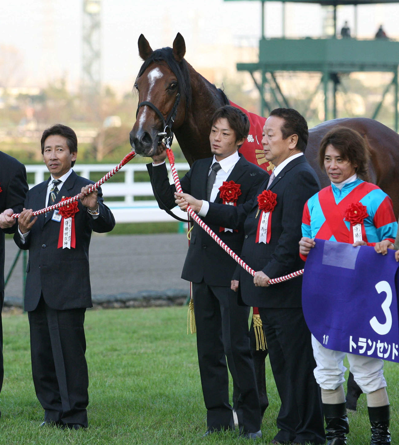 10年、JCダートを制したトランセンドと安田隆師（左）と藤田騎手（右）ら