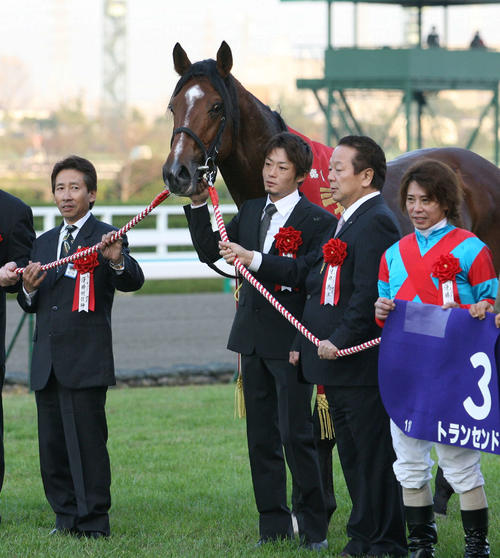 10年、JCダートを制したトランセンドと安田隆師(左)と藤田騎手(右)ら