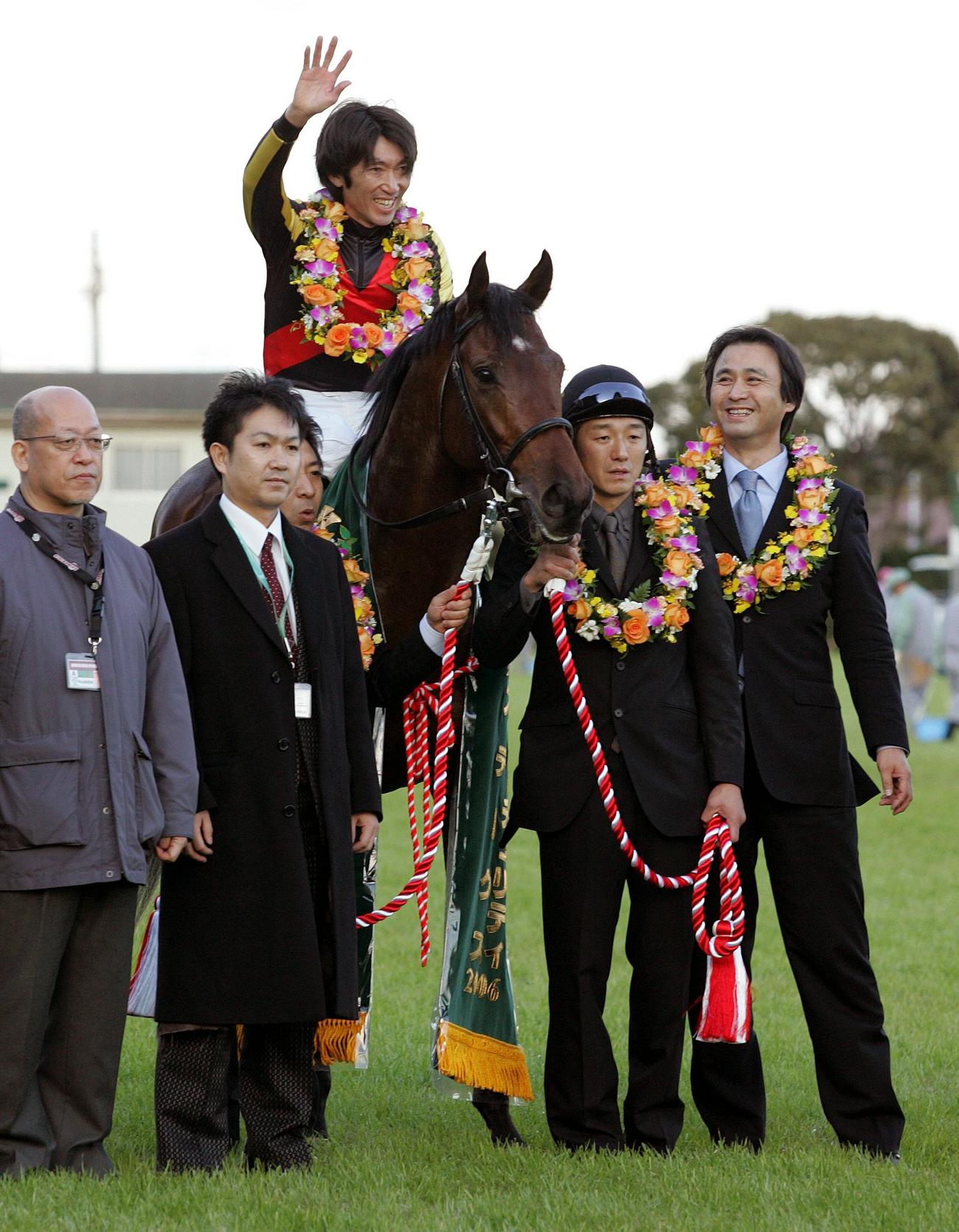 06年、朝日杯FSをドリームジャーニーで制し、池江調教師（右端）にとっても初のG1勝利で笑顔