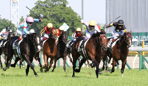 ダービーを制したドウデュース(中央)。左は2着イクイノックス