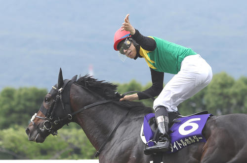 宝塚記念を制したタイトルホルダーと横山和生騎手（撮影・白石智彦）