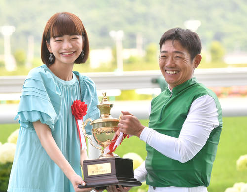 エヒトで七夕賞を制した田中勝春騎手は見上愛から優勝杯を渡され笑顔（撮影・柴田隆二）