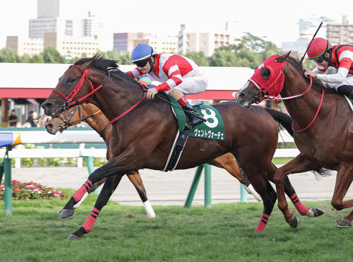 C・ルメール騎手のヴェントヴォーチェ（左）がキーンランドCを制した（撮影・村野早祐）