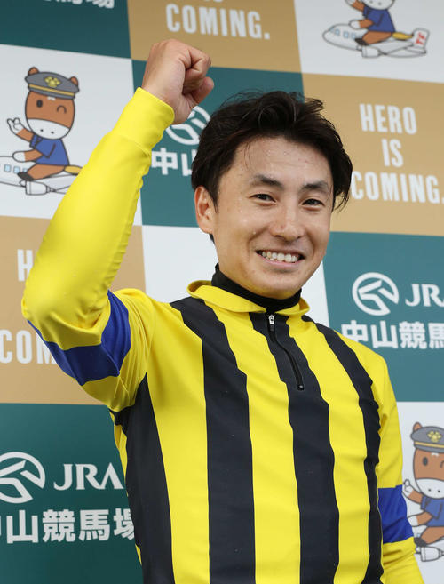 京成杯AHを制してガッツポーズを決める吉田隼騎手（撮影・丹羽敏通）