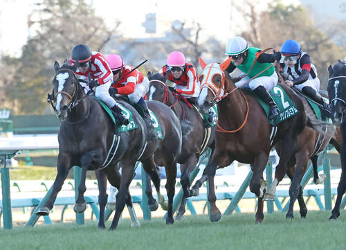 クリノプレミアム（右）との競り合いを鼻差抑えて中山金杯を制したラーグルフと戸崎騎手（左）