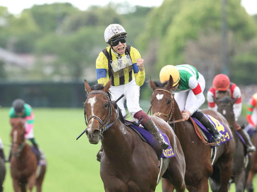 ソールオリエンスで皐月賞を制して雄たけびを上げる横山武騎手。右後方は2着タスティエーラ(撮影・丹羽敏通)