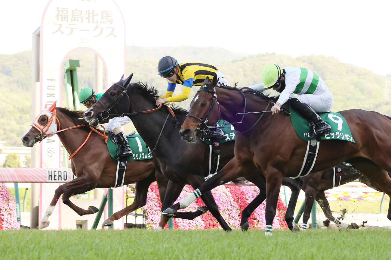 福島牝馬Sを制したステラリアと団野騎手（中央）