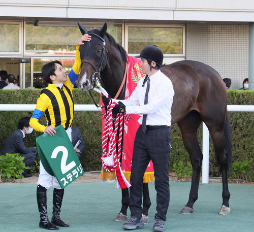 福島牝馬Sを制したステラリアの頭をなでてねぎらう団野大成騎手