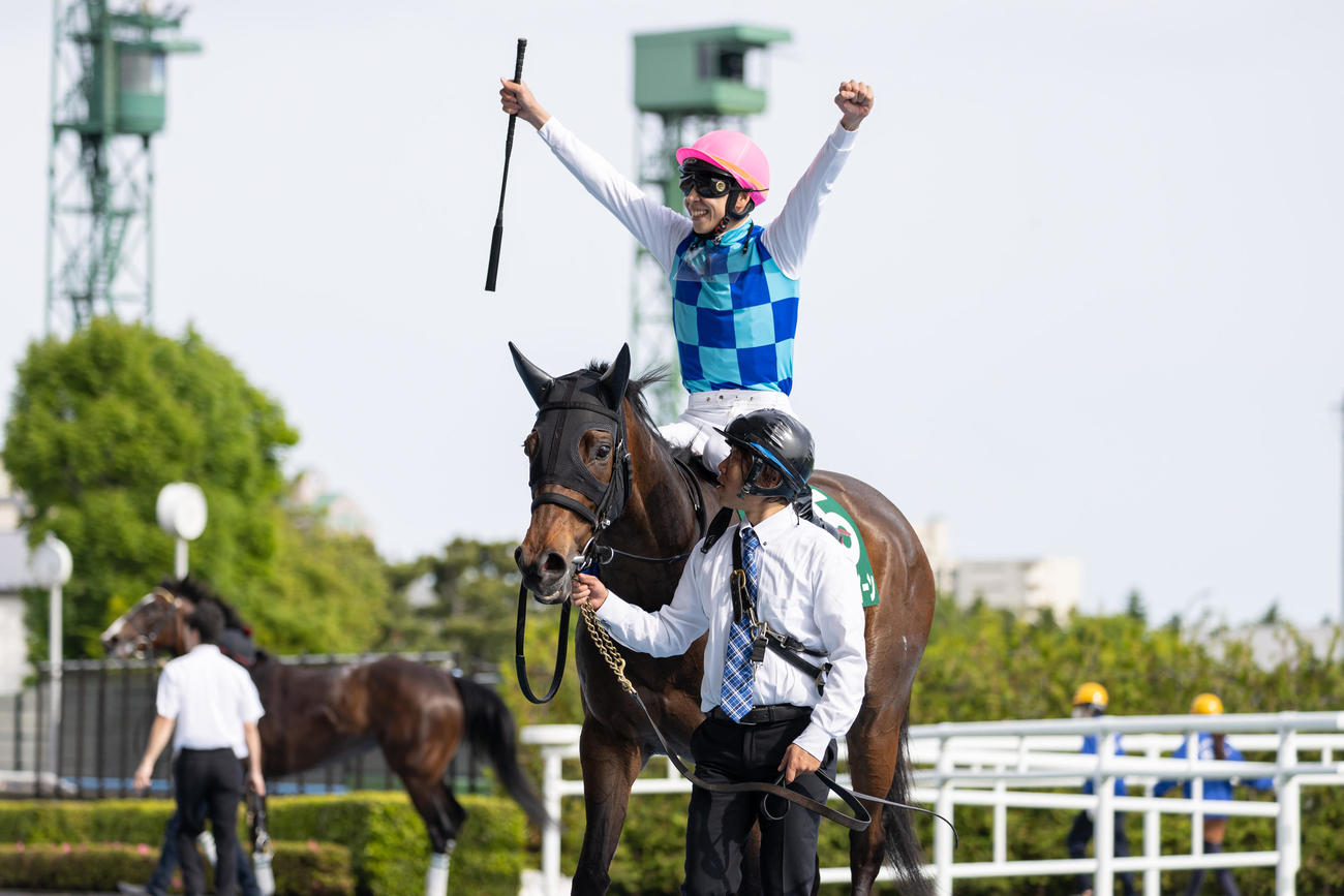 キミワクイーンで函館スプリントSを制した横山武騎手はガッツポーズ（撮影・村野早祐）