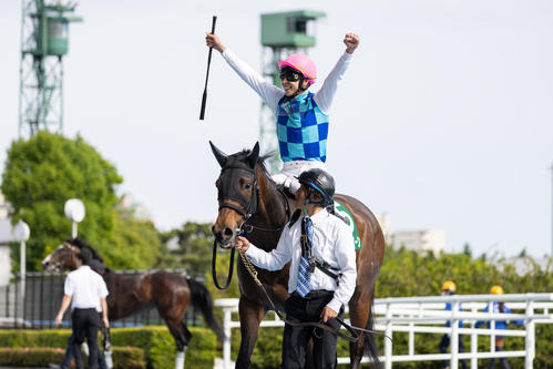 キミワクイーンで函館スプリントSを制した横山武騎手はガッツポーズ（撮影・村野早祐）