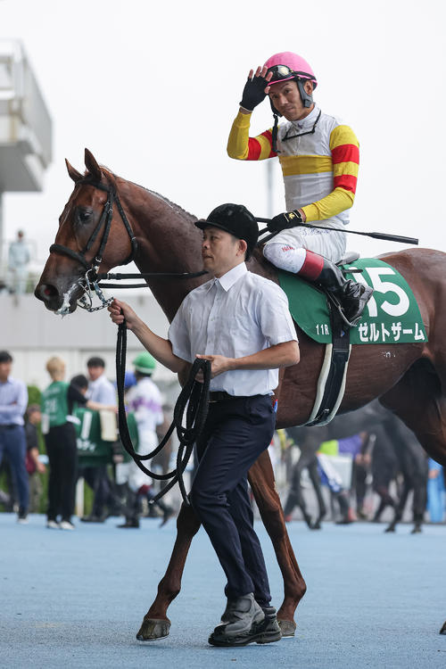 ゼルトザームで函館2歳Sを制しファンの声援に応える浜中騎手（撮影・村野早祐）
