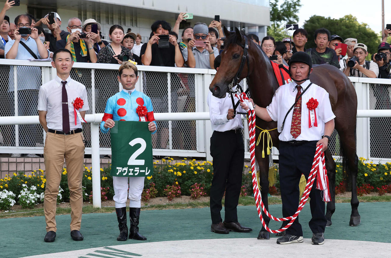 関屋記念を制したアヴェラーレの口取りをする木村師と戸崎騎手（撮影・丹羽敏通）