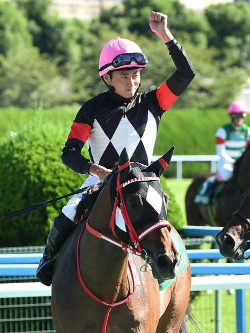 小倉2歳Sをアスクワンタイムで勝利し、ガッツポーズする岩田望来騎手（撮影・岩下翔太）