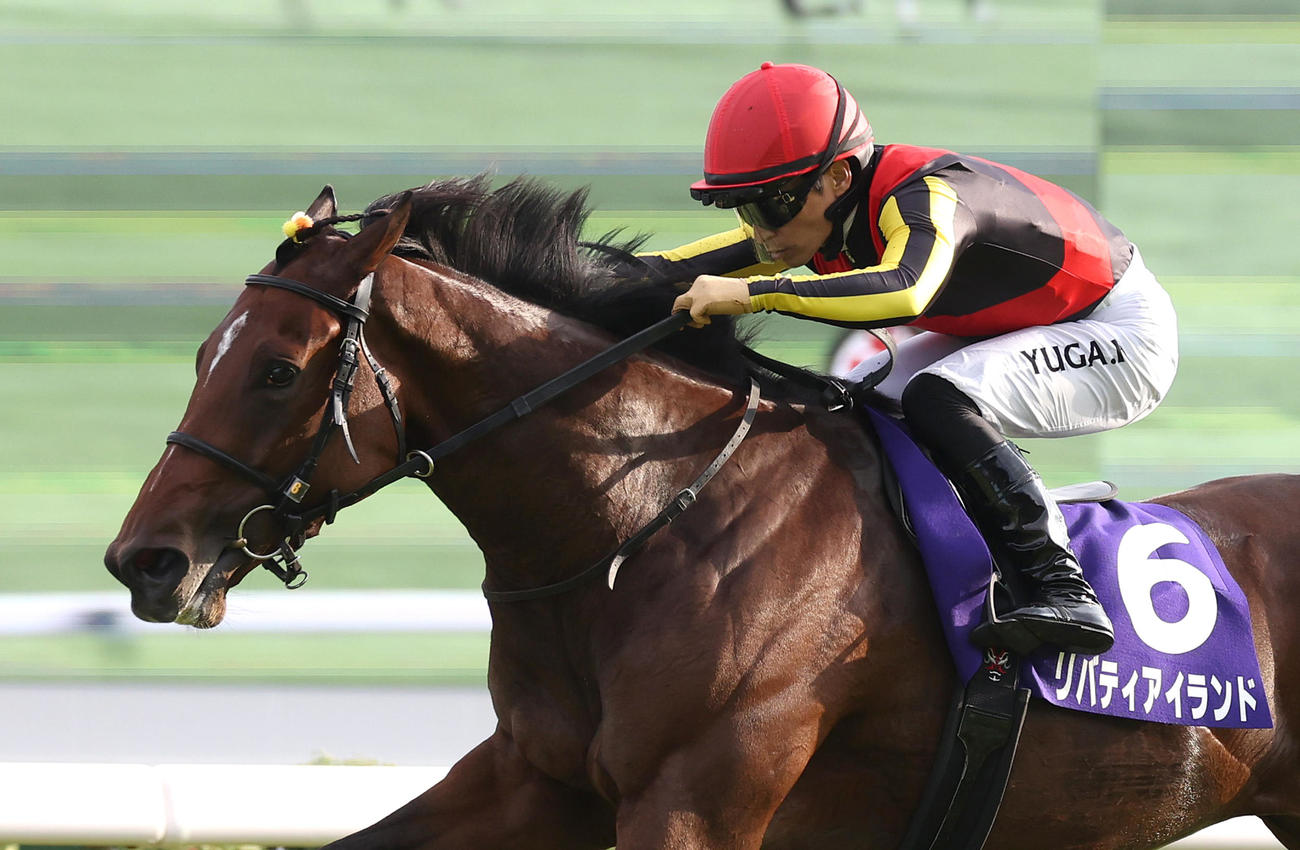 秋華賞を制し牝馬3冠を達成したリバティアイランドと川田騎手（撮影・白石智彦）