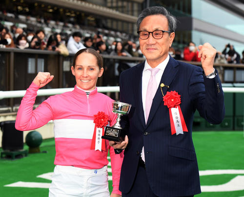 東京新聞杯を制したサクラトゥジュールのキング騎手（左）は全尚烈オーナーとガッツポーズ（撮影・柴田隆二）