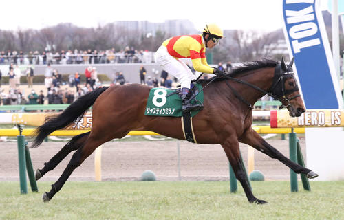 直線鋭く伸びて共同通信杯を制したジャスティンミラノと戸崎騎手（撮影・丹羽敏通）