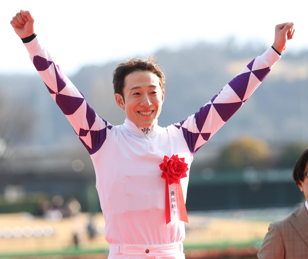 フェブラリーSを制したペプチドナイルの藤岡佑騎手はガッツポーズする（撮影・柴田隆二）