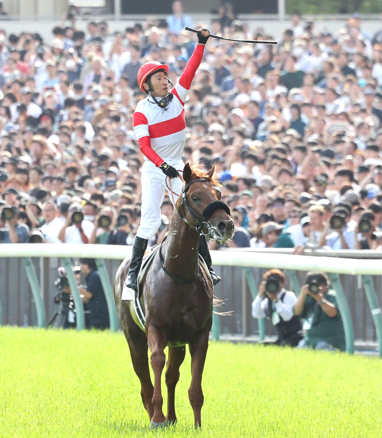 日本ダービーを制したダノンデサイルとガッツポーズする横山典弘騎手（撮影・鈴木正人）